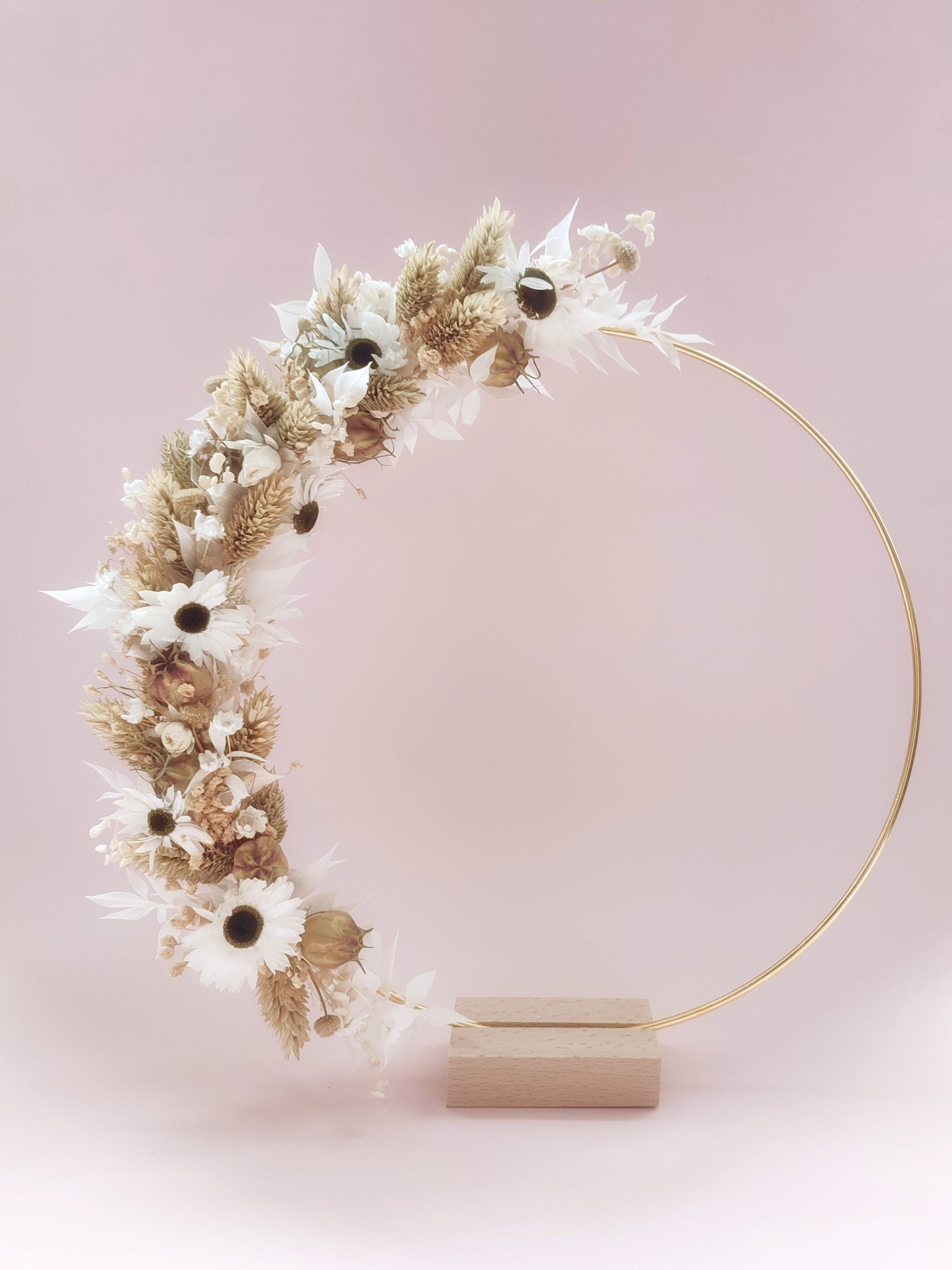 Couronnes et cadres de fleurs séchées et stabilisées